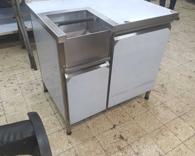 עמדת עבודה מנירוסטה עם מגירת פסולת ודלת אחסון