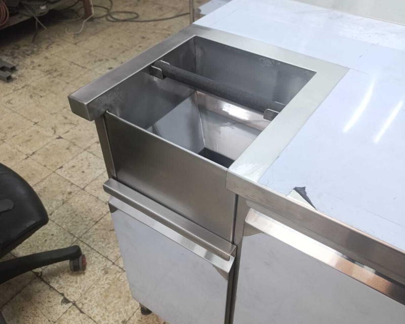 דלפק נירוסטה עם פתח אשפה מובנה ומגירת איסוף