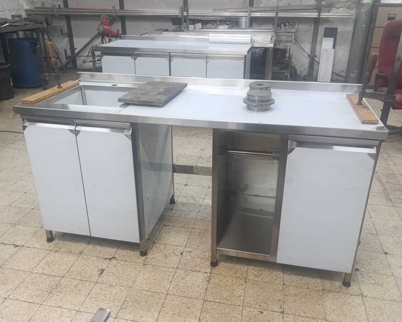 דלפק עבודה נירוסטה מודולרי עם ארונות אחסון ושילוב כיור