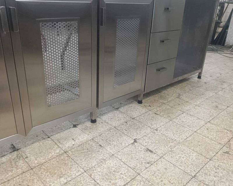 ארון נירוסטה תעשייתי משולב – דלתות רשת ומגירות